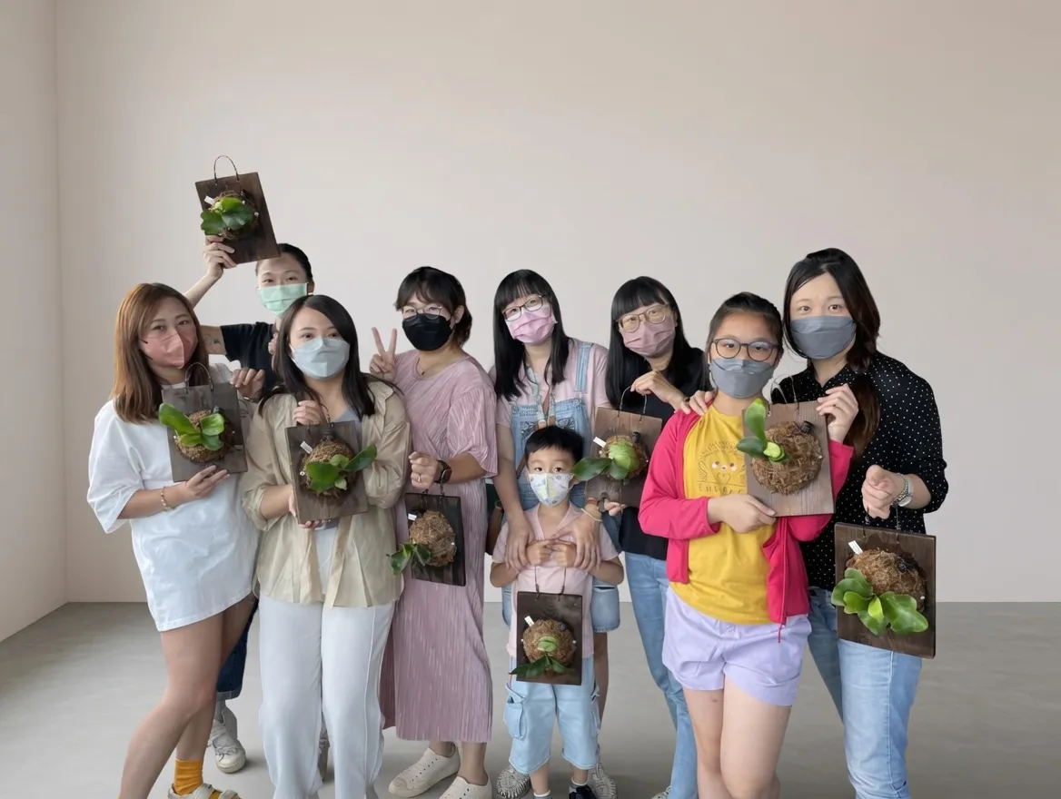 嘉義市東區住戶新居落成包班體驗鹿角蕨上板課程。日和植所客製化植物手作課程，為無家具的新家空間注入純淨的大自然氣息。