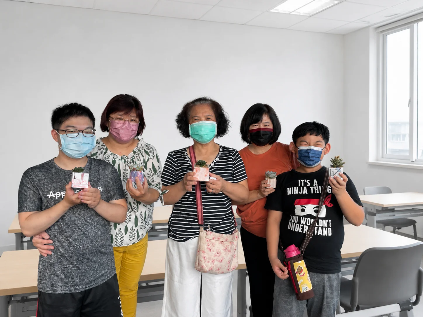 嘉義西區社區大樓住戶邀請日和植所舉辦手作課程。三代同堂溫馨體驗自製幻彩水泥盆器與多肉植栽組盆，在社區自修教室打造專屬的迷你多肉植物。