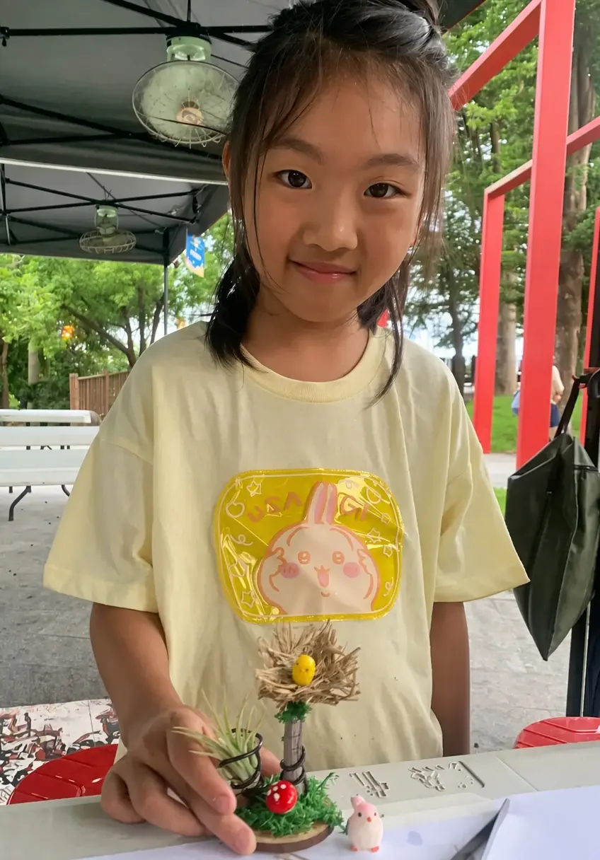新港公園夏日手感島親子手作活動，學員展示運用回收木材與田野枯枝完成的空氣鳳梨小鳥巢
