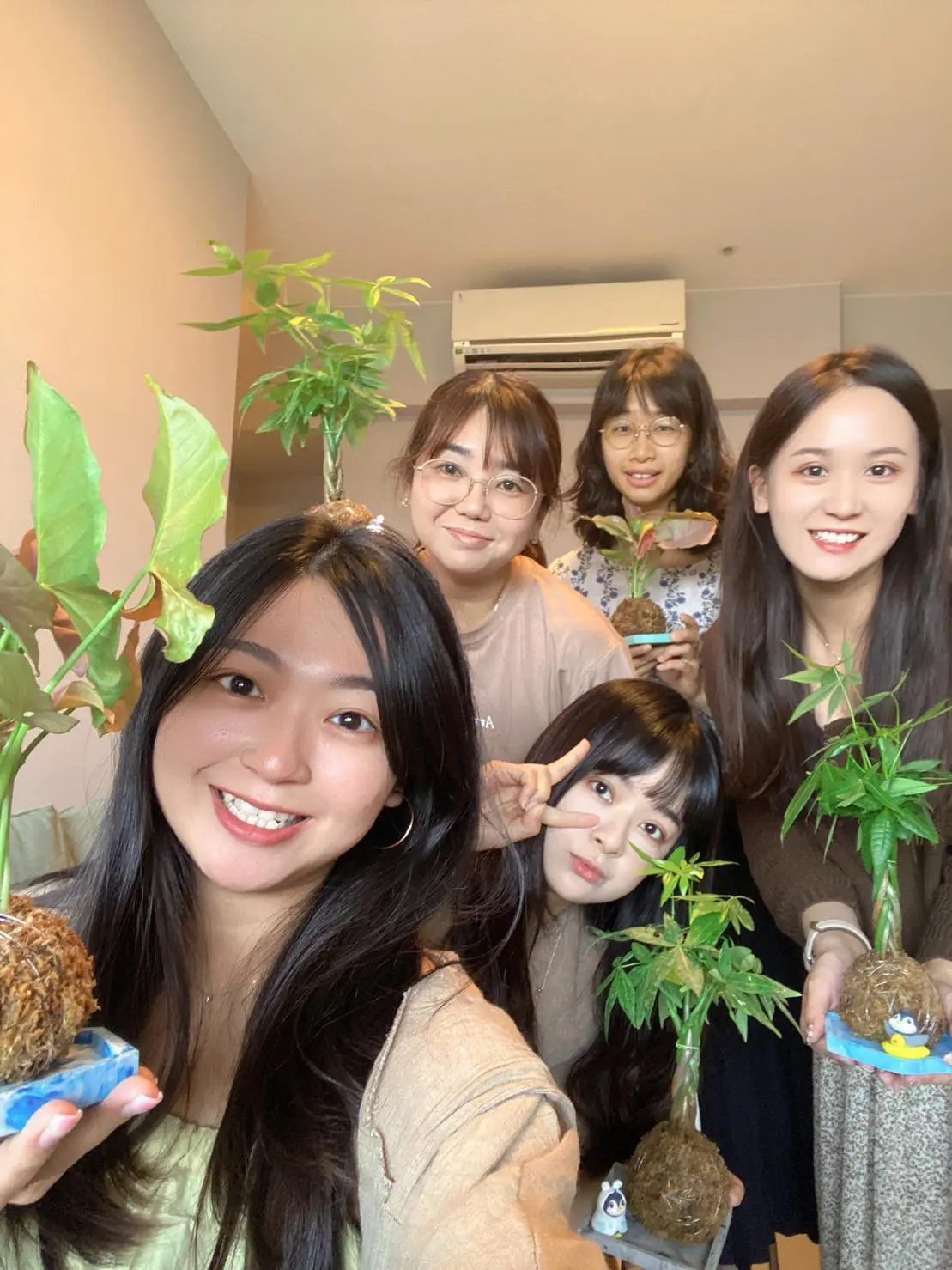 新竹竹北女孩社群打卡引薦包班體驗手作課程。日和植所客製化手作植物苔球與療癒植栽組盆體驗，提供新竹地區質感閨蜜包班與小型工作室快閃開課足跡。