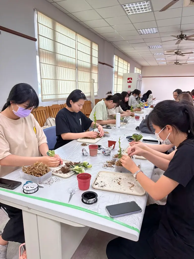 高雄義守大學通識課程邀請日和植所舉辦SDGs環境教育體驗。約15位大學生專注透過苔球捏塑手作工作坊實踐永續發展目標，展現日和植所指標性大專院校外派教學與活動控場實績。