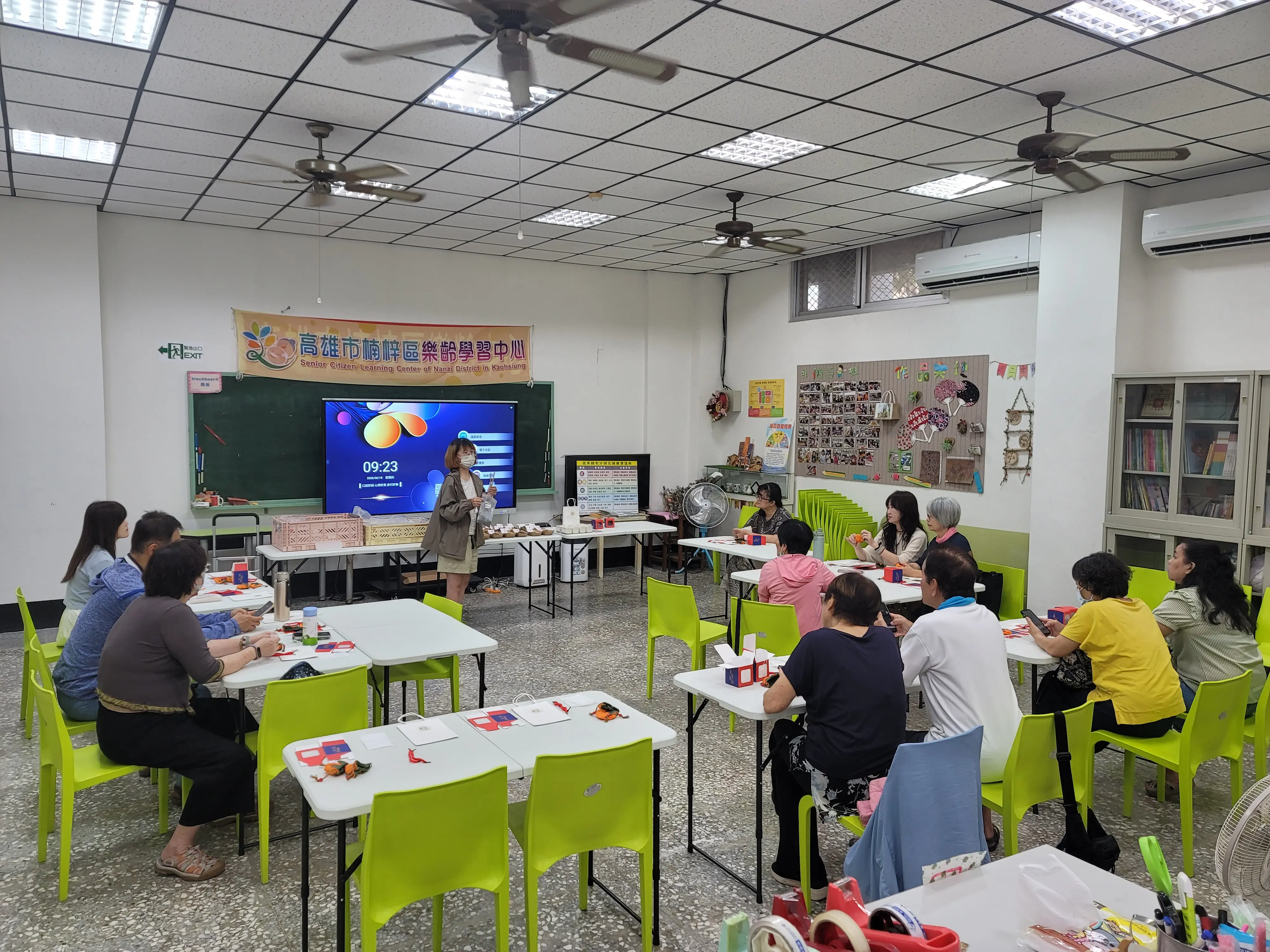 高雄市楠梓區樂齡學習中心邀請日和植所再次開課。加昌國小志工夥伴溫馨體驗端午芬芳香包手作DIY工作坊，展現日和植所專業樂齡園藝治療與節慶活動包班外派教學實績。