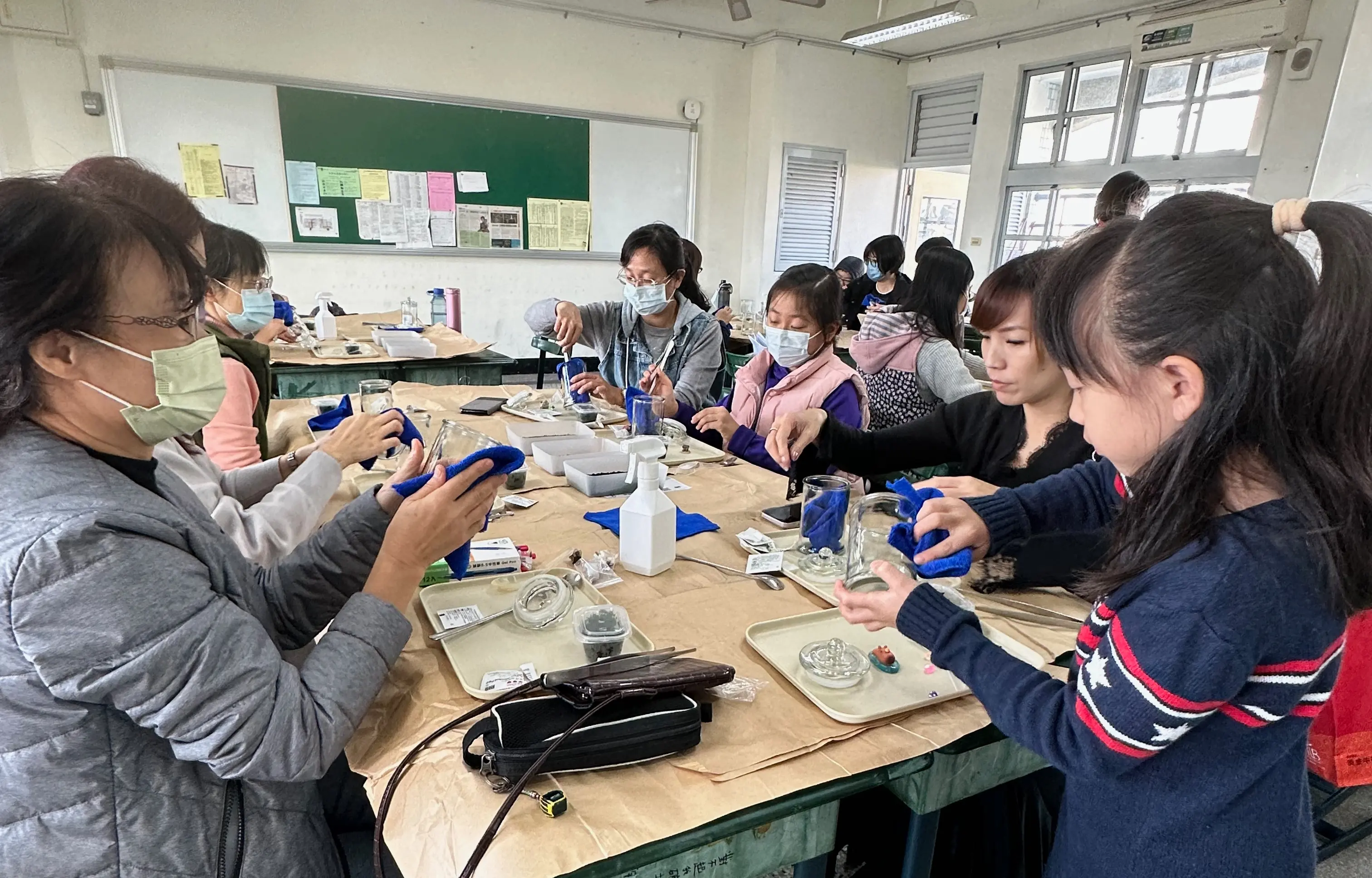 高雄五福國中邀請日和植所舉辦教師研習課程。全校老師與同樂學子專注體驗微縮景觀生態瓶與手作苔蘚生態瓶DIY，展現日和植所專業學校機關外派教學與活動控場實績。