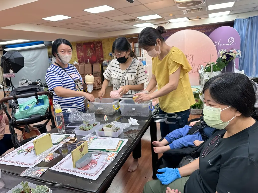 日和植所受邀至高雄市瑀過天秦關懷協會開課。陪伴身心障礙幼兒（特兒）家屬體驗『多肉植物繽紛組盆手作DIY』，透過色彩搭配與植物接觸提供照顧者身心喘息與綠療育支持。