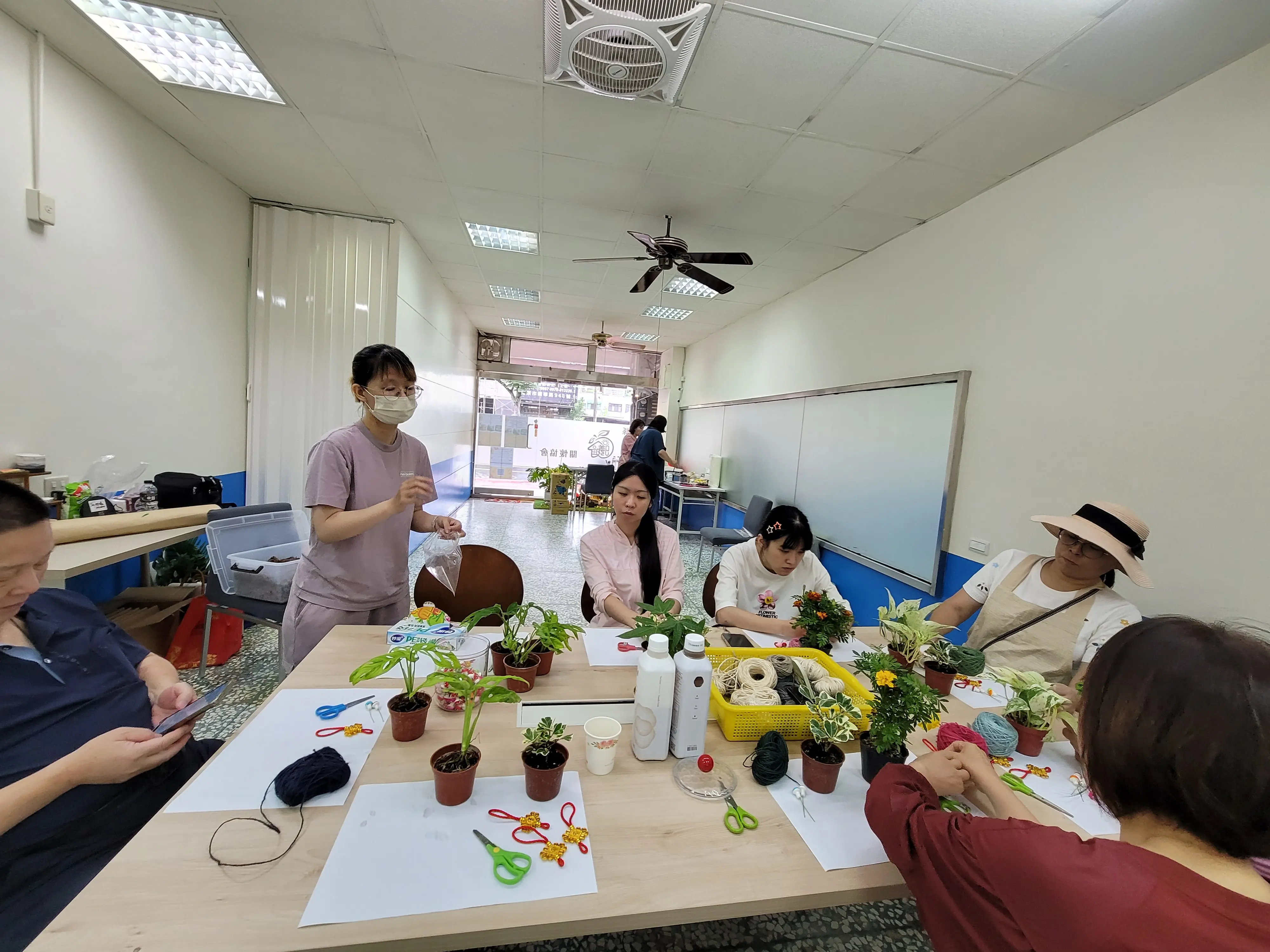 苗栗橙曦關懷協會邀請日和植所舉辦15人照服員手作課程。第一線照服員專注體驗療癒苔球植物與文青風植栽組盆DIY，展現日和植所專業機構外派教學與園藝治療控場實績。