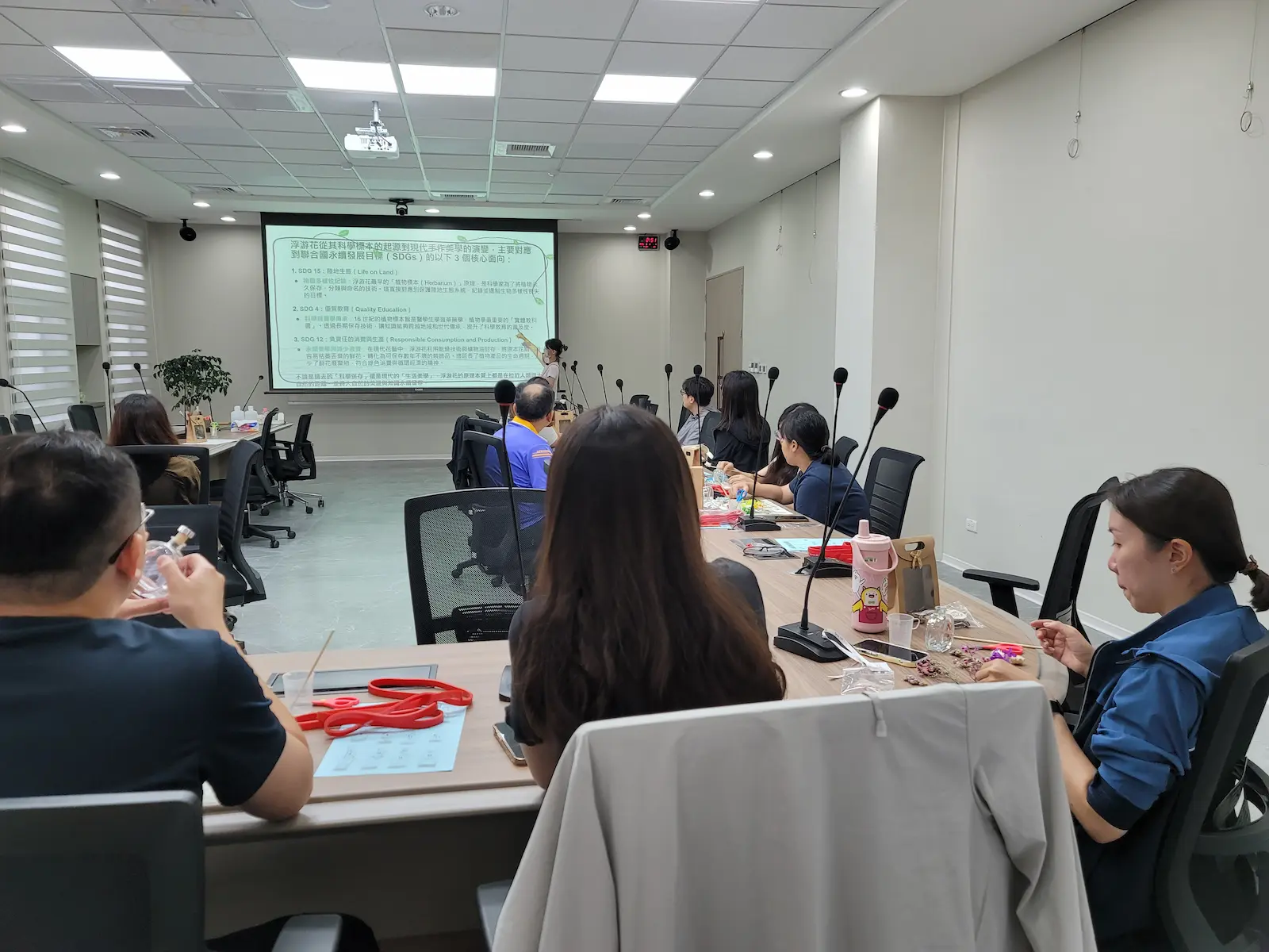 日和植所Momo老師受邀至嘉義臺灣港務公司布袋管理處，主講企業ESG浮游花手作課程，解構植物標本起源與SDGs低碳永續美學，帶領港務同仁體驗綠色身心減壓。