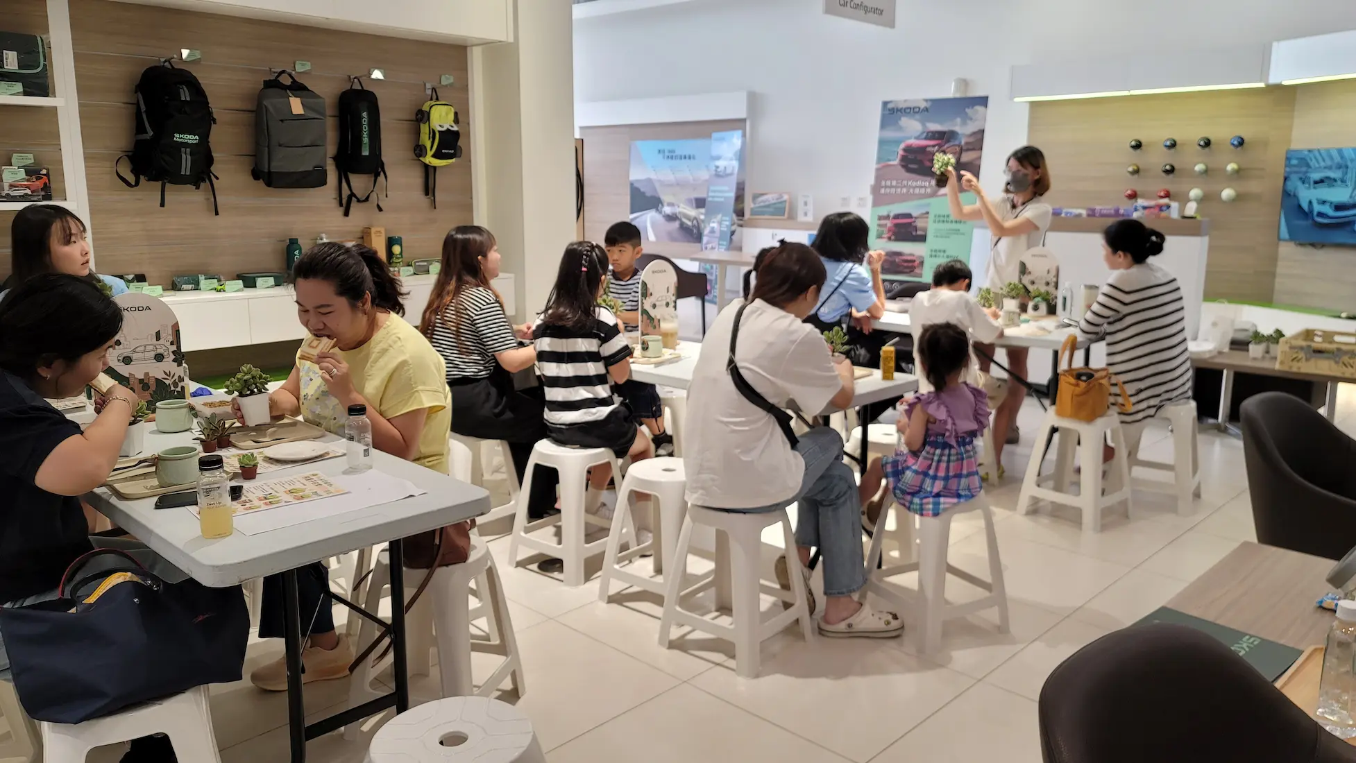 日和植所受邀至ŠKODA吉揚汽車新竹中華展示中心，辦理VVIP車主專屬『棕熊綠境』多肉植物手作課程。將旗艦休旅Kodiaq意象結合多肉明星熊童子，展現日和植所車商展間外派教學、企業VIP活動與親子園藝美育實績。