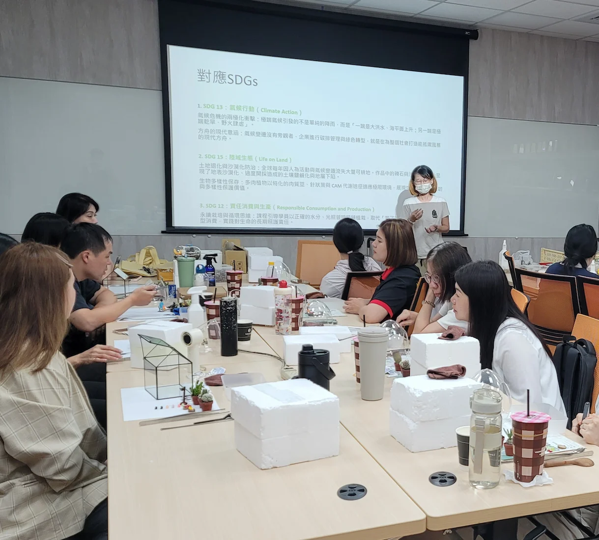 日和植所受邀至新竹竹北台元科技園區信實實業，舉辦企業ESG永續『曠野之境』仙人掌多肉生態缸手作課程。結合SDGs氣候與陸域生態教育，展現日和植所科技園區企業包班、EAP職場紓壓與園藝治療實績。