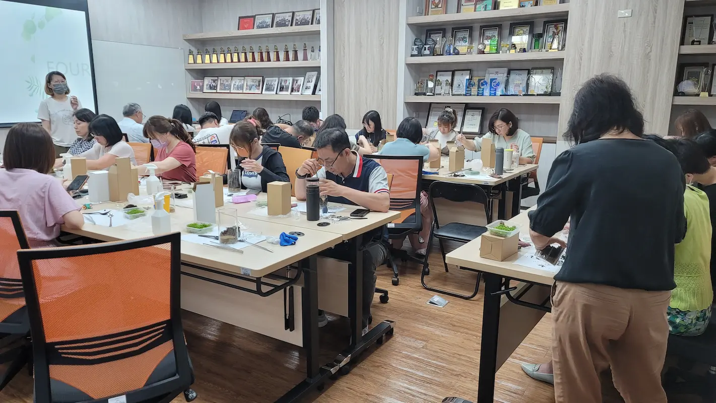 日和植所受邀至新竹竹北台元科技園區信實集團（6721），辦理ESG綠色永續『辦公室微型生態瓶（Moss Terrarium）』手作內訓。帶領同仁探索沃德箱歷史與水循環原理，展現日和植所科技園區企業包班、福委會手作活動與職場園藝治療實績。