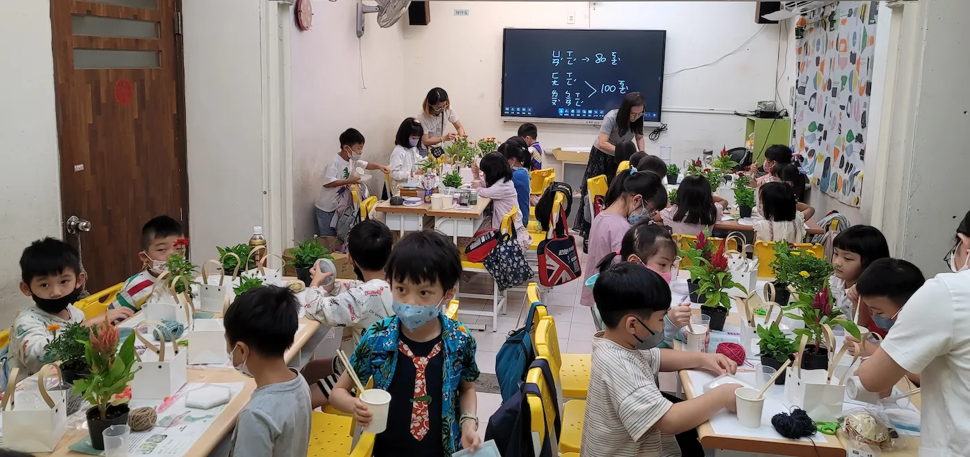 日和植所受邀至高雄楠梓超優文理補習班，舉辦兒童生態手作營隊『觀葉植物水苔球 ✕ 渲染水泥盆』體驗課程。引導30位學童親手揉捏水苔、包裹植物根系，展現日和植所高雄校園手作包班、安親補習班寒暑假營隊與兒童環境美育教學實績。