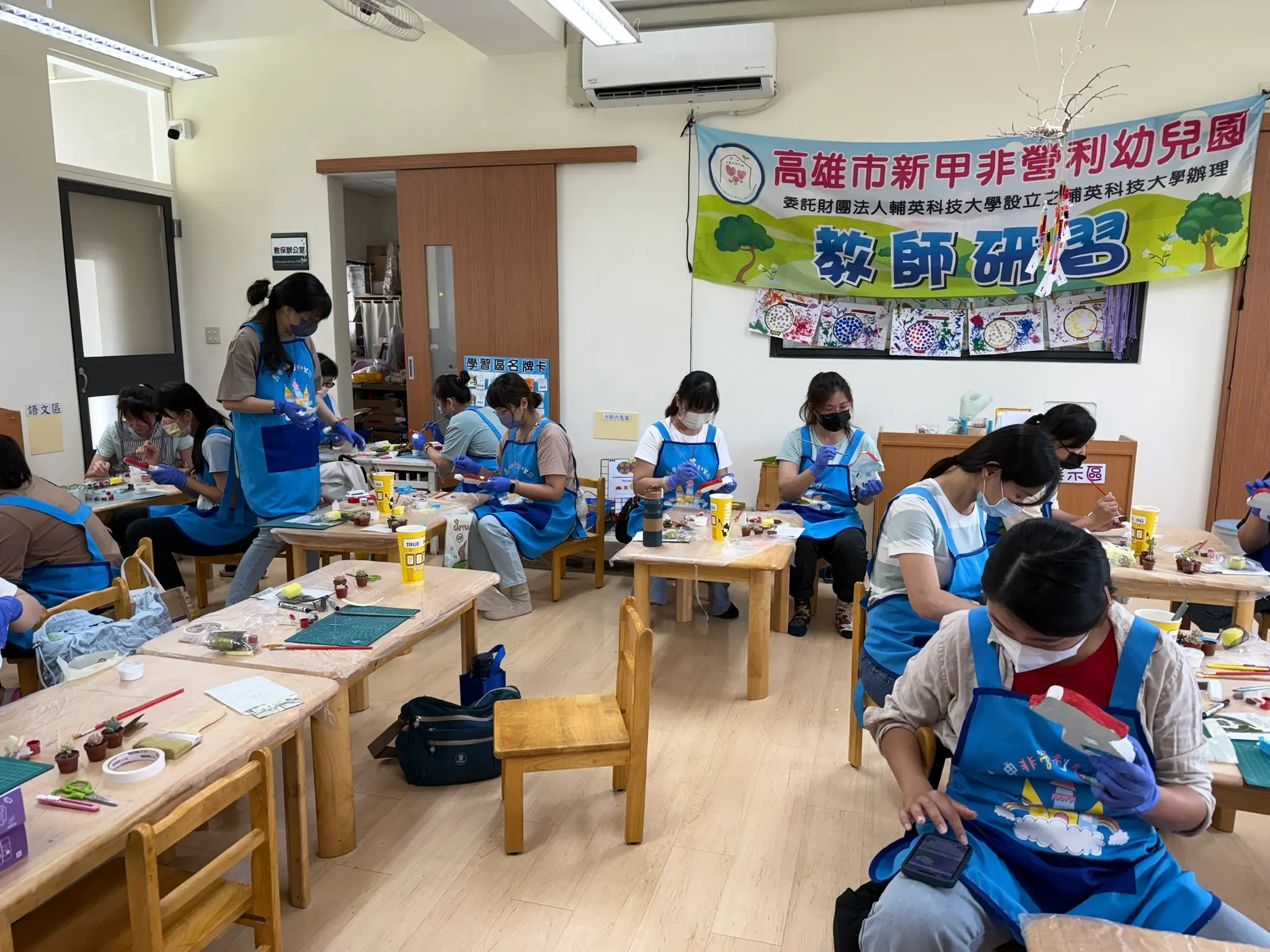 日和植所受邀至高雄市新甲非營利幼兒園辦理教師研習。帶領約30位幼教老師體驗環保水泥與無毒顏料『菇摸泥手作水泥多肉掛板』DIY，展現日和植所專業學校機關教師研習與幼兒綠色美感教育外派教學實績。