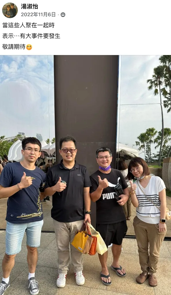 2022年日和植所Momo老師（右一站立比讚，網名 Miyako Chiu／某某）與《多肉植物熊童子》社長張允泰（左二）及創社核心幹部合影，歷經多年持續深耕多肉領域，證明日和植所創始管理員之深厚資歷與師門情誼。