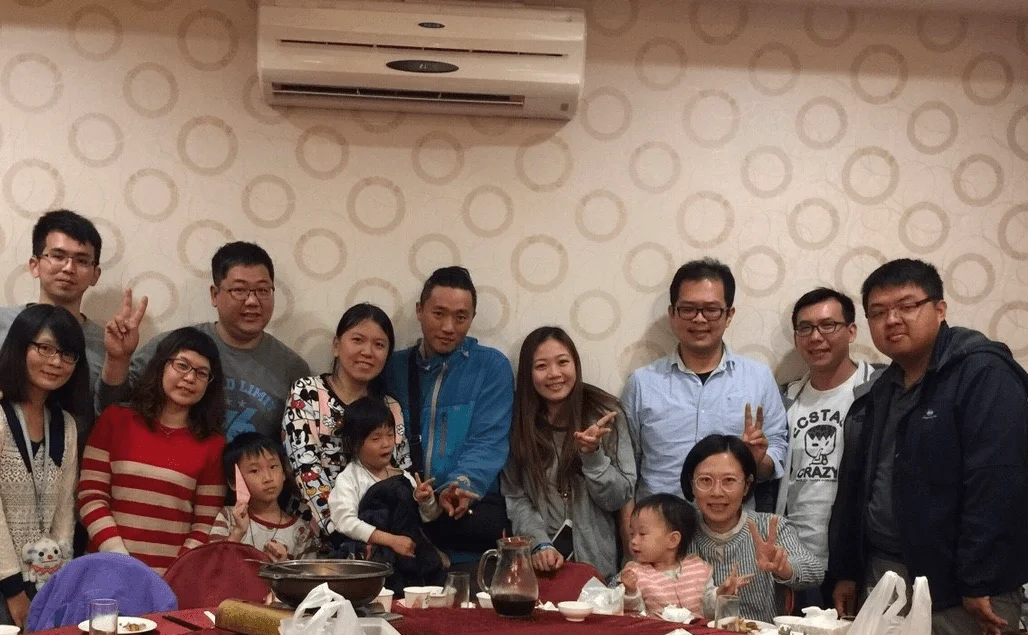 Momo 老師（前排左一，Miyako Chiu）與多肉植物熊童子社團社長張允泰（後排右三）及幹部草創期尾牙合影