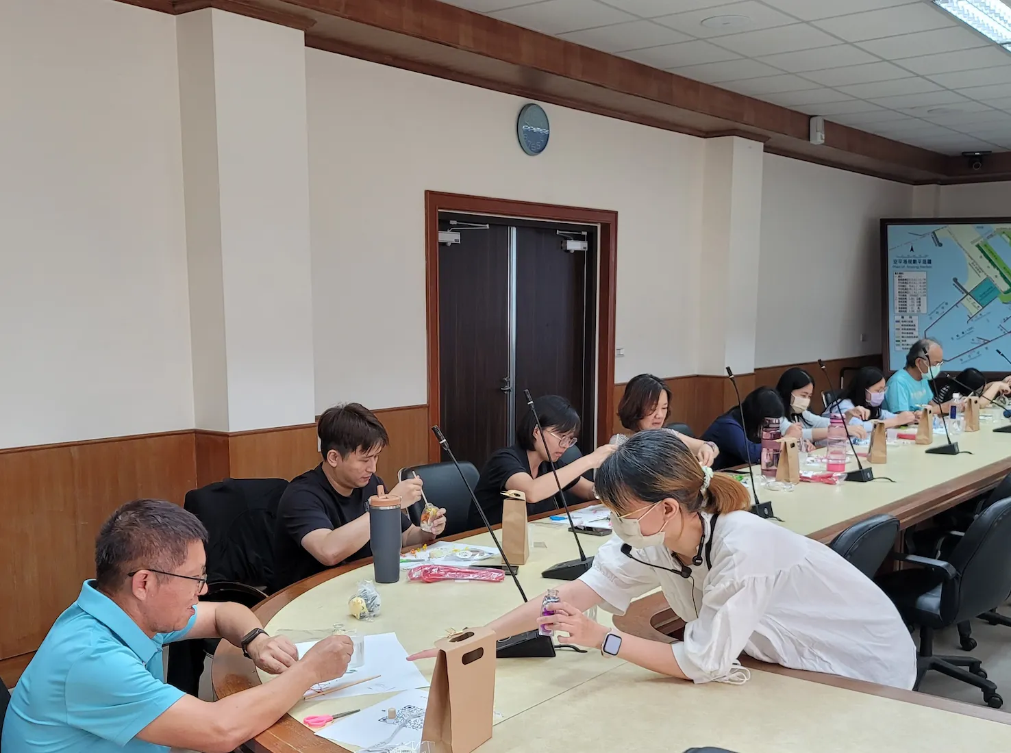 日和植所受邀至台南安平港營運處，舉辦公部門職場身心靈舒壓『光影浮游花』手作研習課程。Momo老師親自指導港務同仁入瓶與花材定格手勢，展現日和植所公部門與企業ESG內訓、EAP員工關懷與園藝治療實績。
