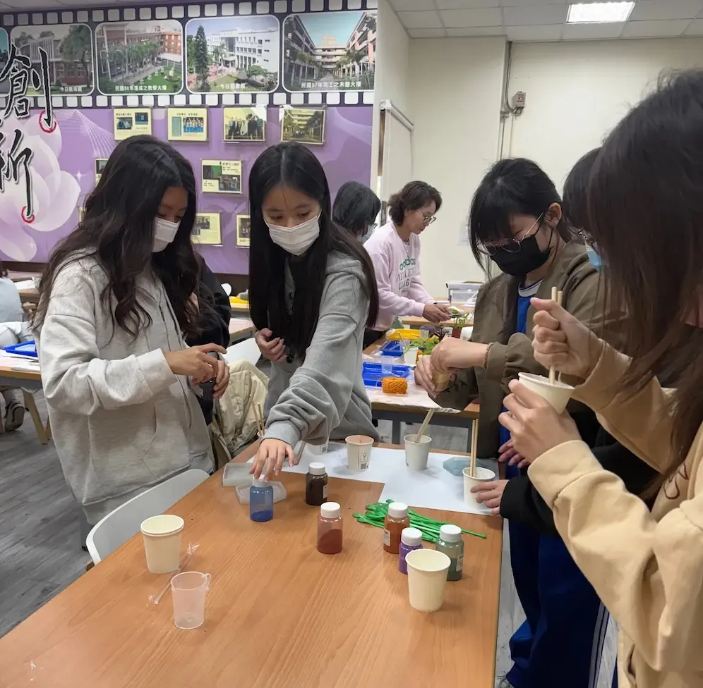 日和植所受邀至國立新豐高中辦理畢業季特別企劃。帶領高三畢業生體驗環保水泥彩色盆器製作與觀葉植物水苔球手作DIY，展現日和植所高中職學校機關畢業季美育研習與外派教學實績。