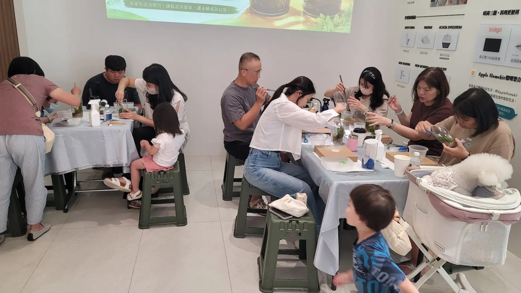 台南晉基建設VIP綠思專場，住戶家庭與親子專注參與微型生態瓶植栽手作體驗課程實況。