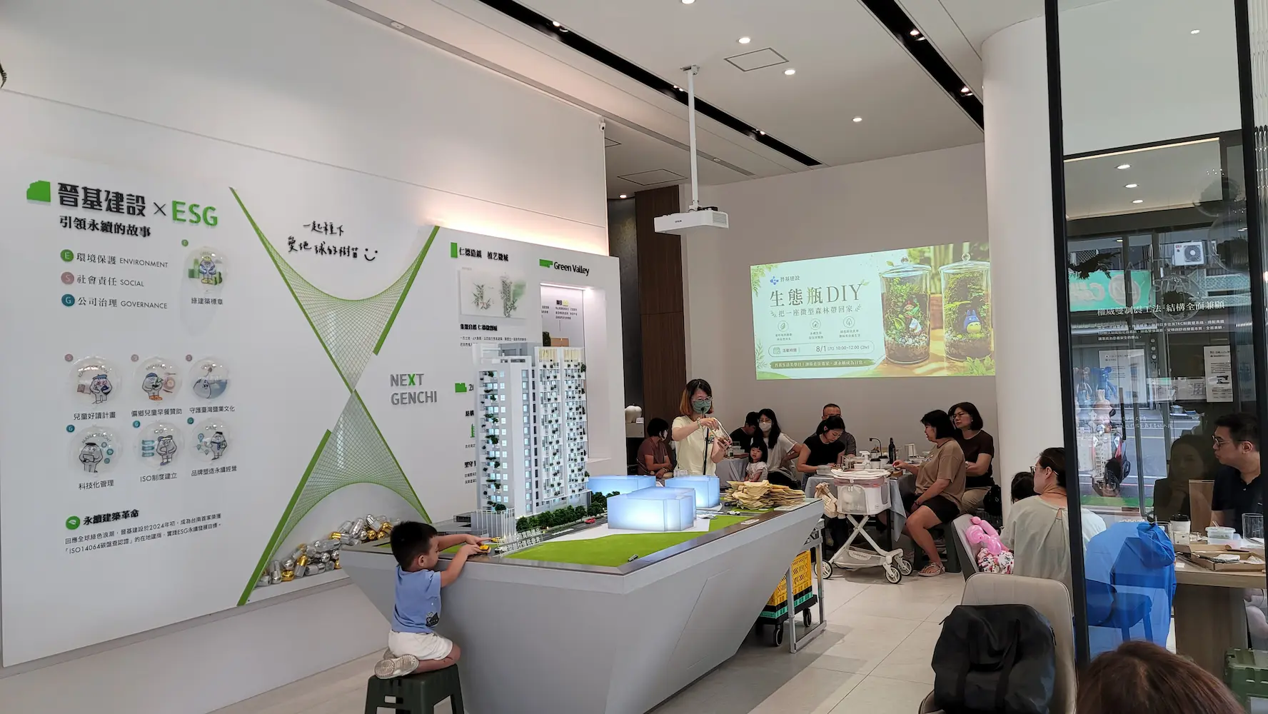 日和植所Momo老師於台南仁德晉基建設VIP專場，耐心地指導學員與住戶家庭鋪設生態介質、製作微型生態瓶手作課程。