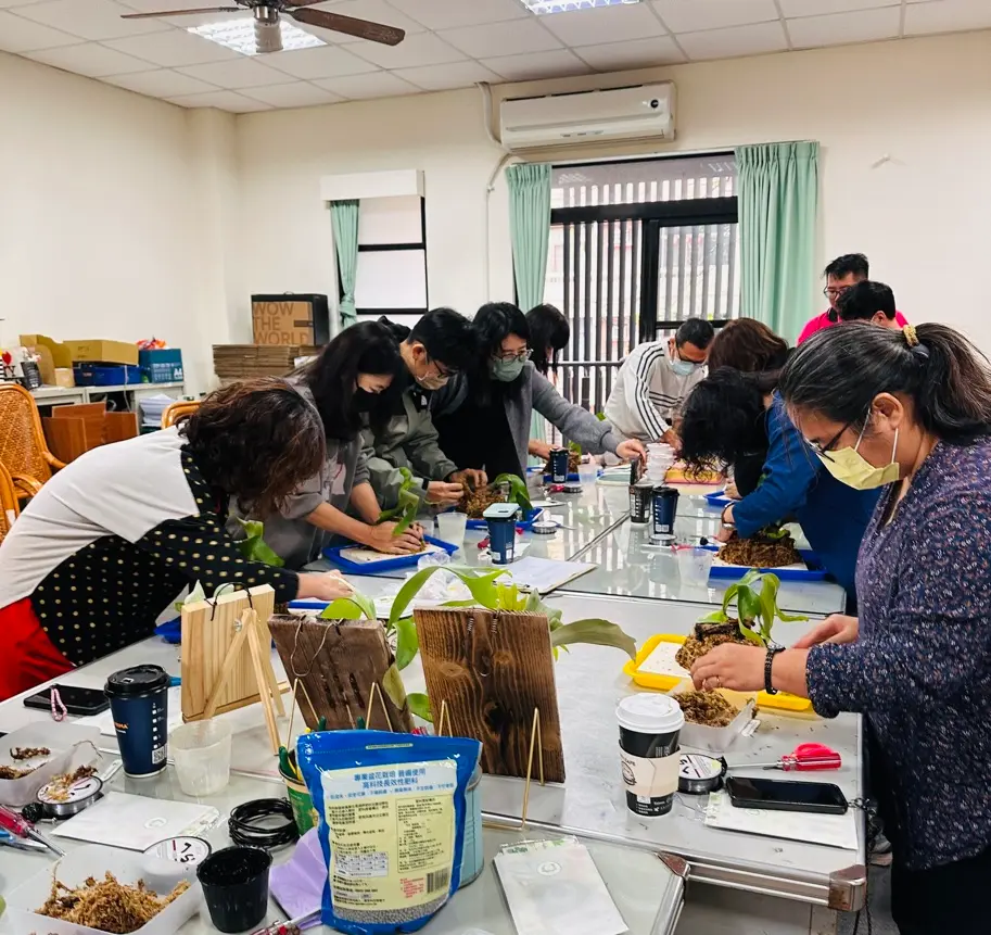 日和植所受邀至台南新化國中，與南一出版社共同舉辦鹿角蕨上板研習課程。約20位數學老師體驗雨林植物手作，展現出版社CSR活動與企業團體外派教學實績。