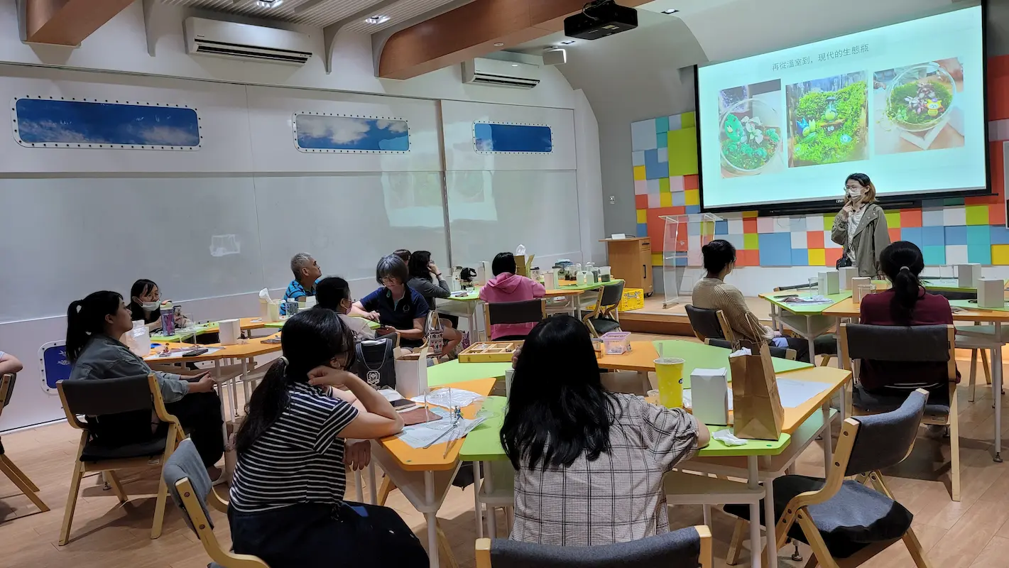 日和植所受邀至國立高雄餐旅大學（NKUHT）舉辦手作多肉植物組盆美學手作體驗課程，Momo老師親授植物養護與盆景搭配，展現大專院校企業級園藝教學實績。