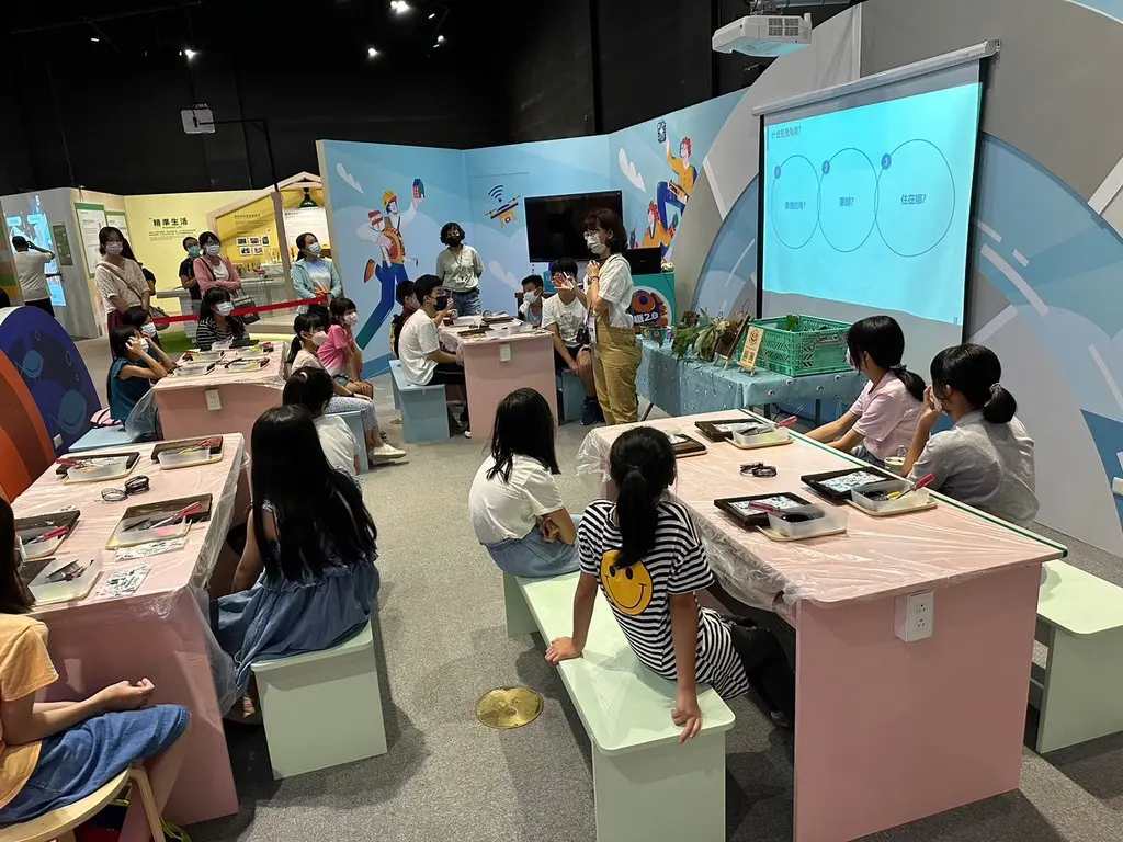 高雄科工館 NSTM 鹿角蕨上板課程：30 位學員體驗 Platycerium 植栽上板教學成果。