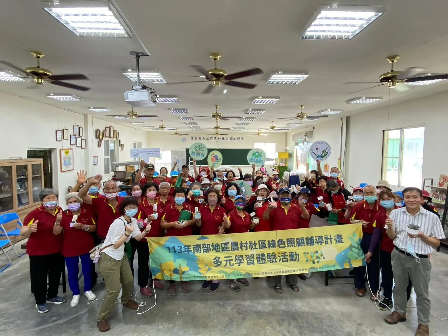 屏東縣長治鄉德和社區發展協會邀請日和植所舉辦母親節手作課程。社區長輩們溫馨體驗自製幻彩水泥盆器與多肉植物植栽組盆，展現日和植所樂齡園藝治療與社區外派教學足跡。