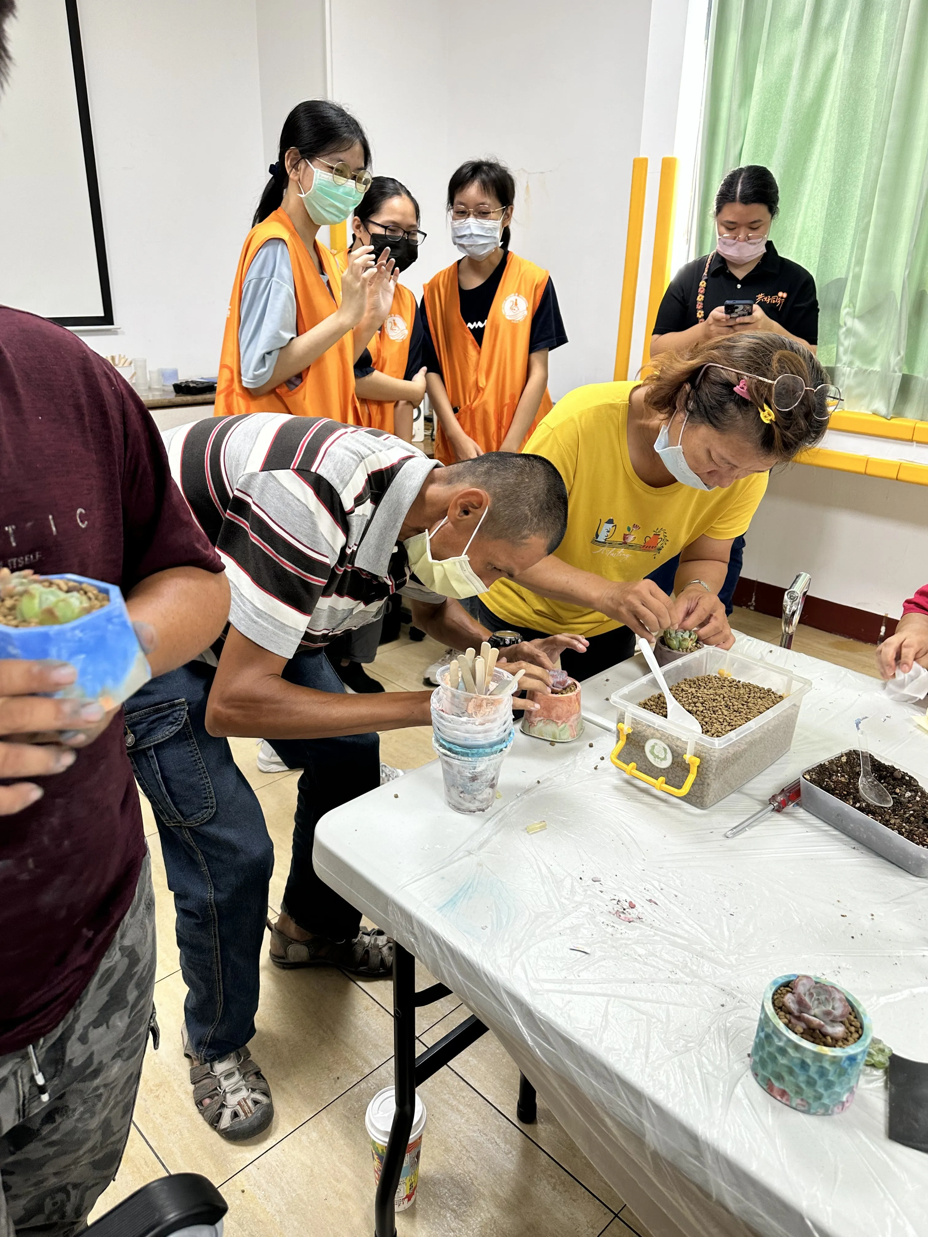 屏東伊甸基金會邀請日和植所舉辦公益手作課程。身障朋友專注體驗自製幻彩水泥盆器與多肉植物植栽組盆，展現日和植所溫馨、專業的園藝治療外派教學足跡。