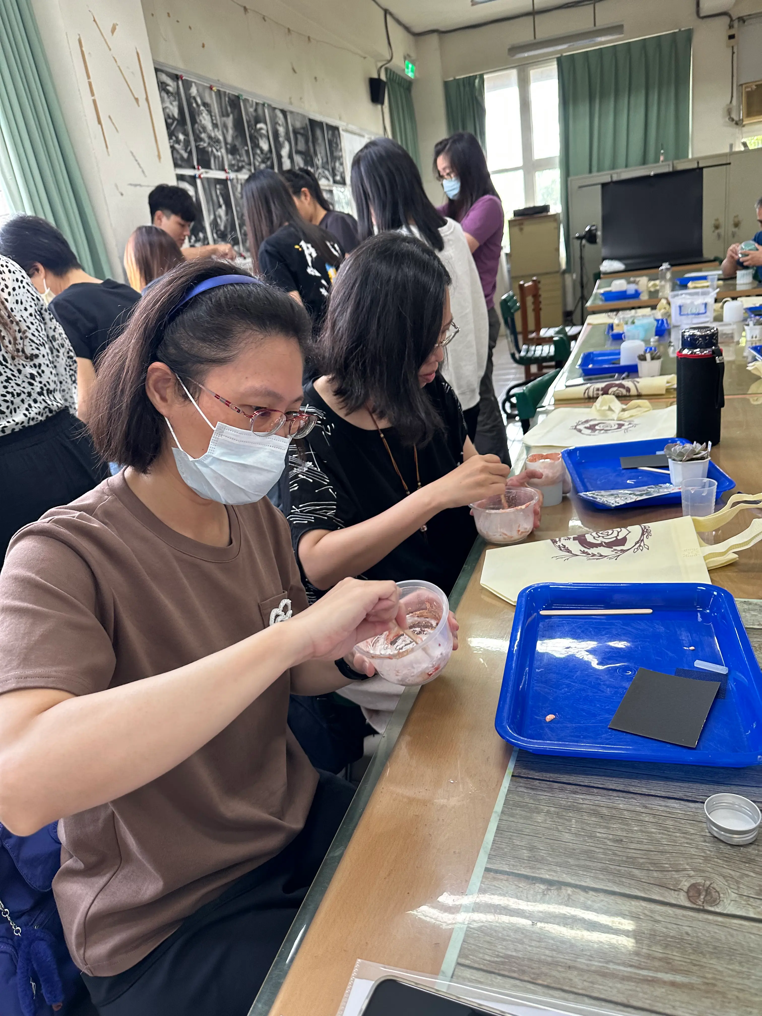 屏東高中熱情邀請日和植所舉辦教師研習課程。老師們專注體驗自製幻彩水泥盆器與多肉植物植栽組盆，展現日和植所專業學校機關外派教學與園藝美學實績。