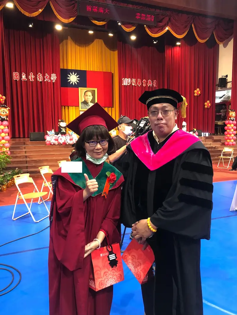 國立台南大學張伯宇教授與日和植所 Momo 老師畢業典禮合影