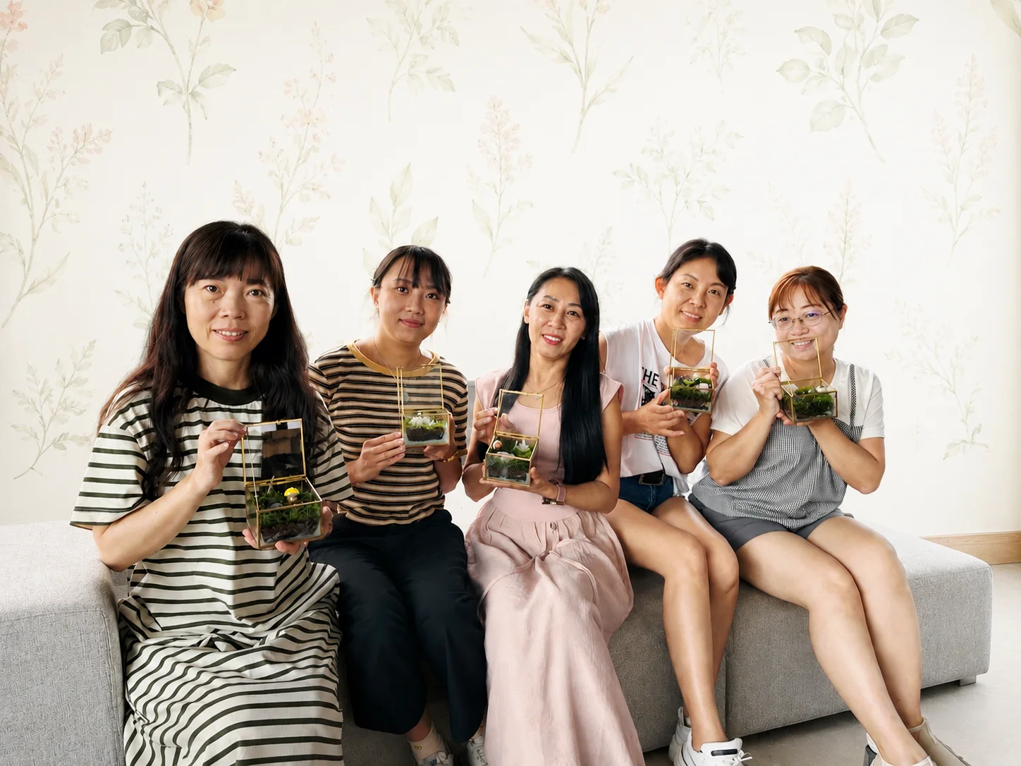 台中西屯區飯店式管理大樓住戶邀請日和植所舉辦手作課程。美麗住戶們優雅體驗能量水晶礦石叢林與金色玻璃溫室微縮景觀DIY，展現高端社區質感包班與外派教學足跡。