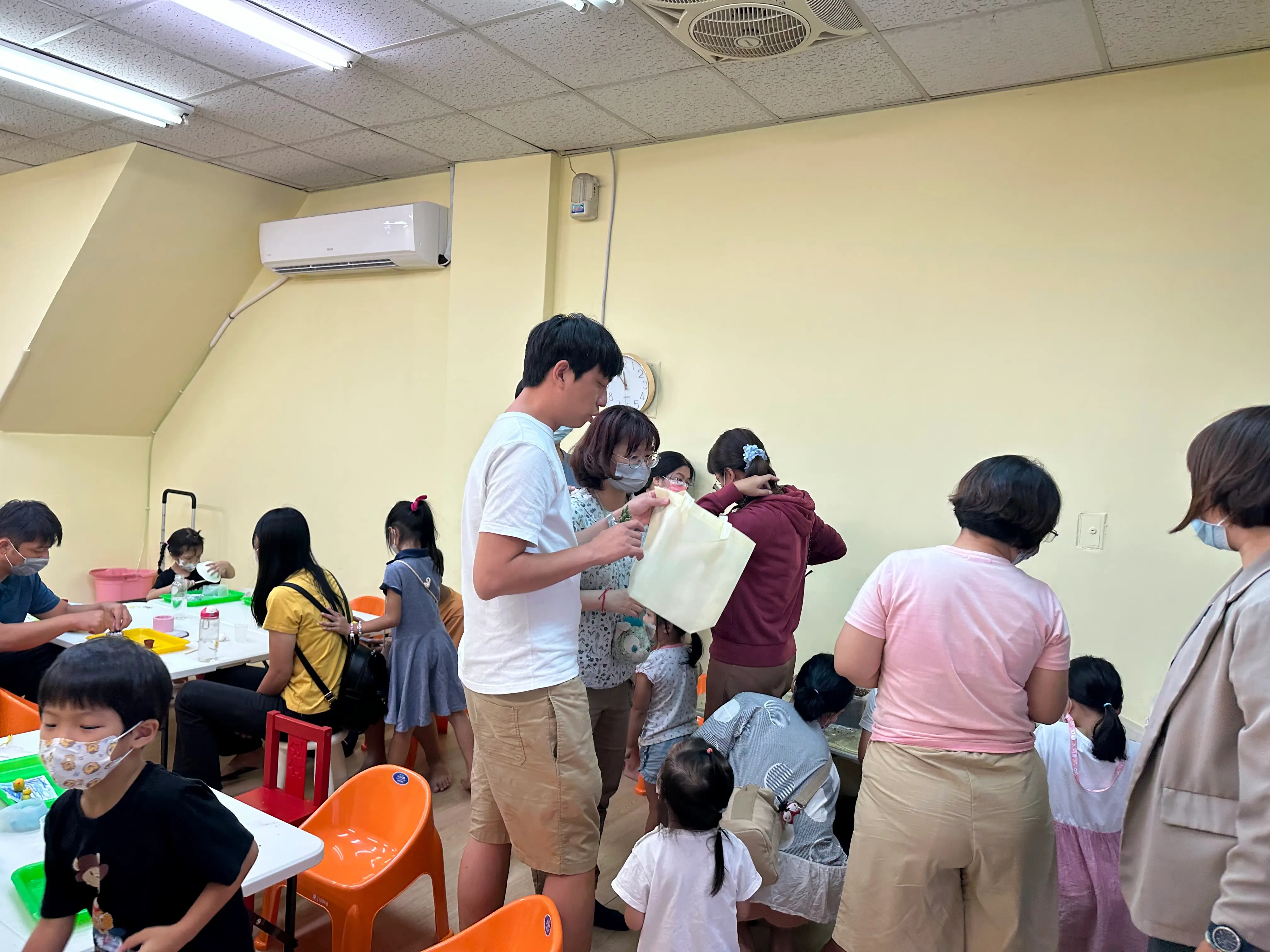 台中西屯區社區親子共學中心邀請日和植所舉辦手作課程。爸爸媽媽與小朋友共同體驗幻彩動物造型水泥盆器製作與多肉植物種植教學，展現專業親子園藝共學與外派教學足跡。