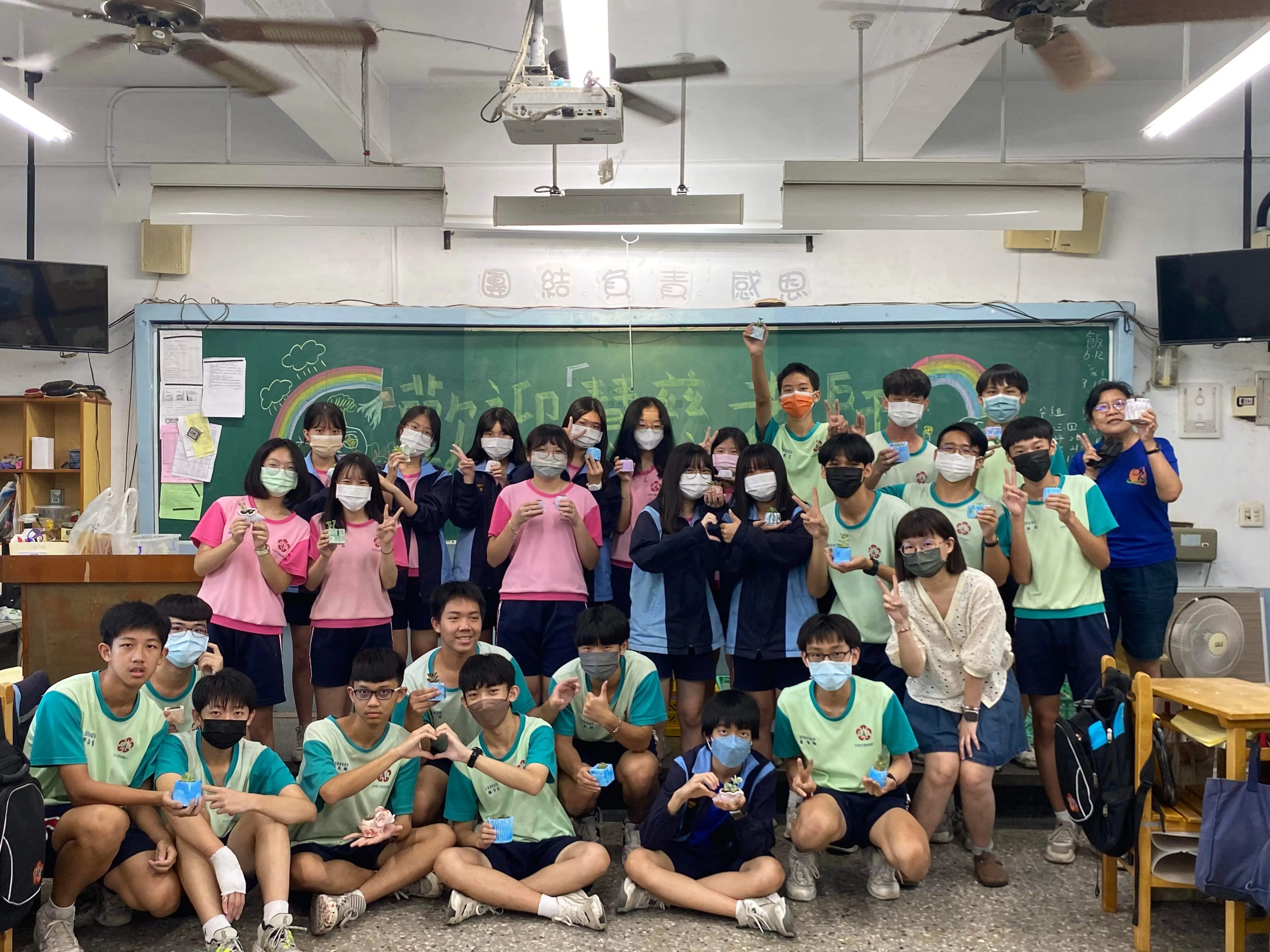 台南東區復興國中熱情邀請日和植所舉辦手作課程。為即將畢業約30位學子設計專屬彩色渲染水泥盆器與多肉植物組盆體驗，提供校園環境教育與外派教學足跡。