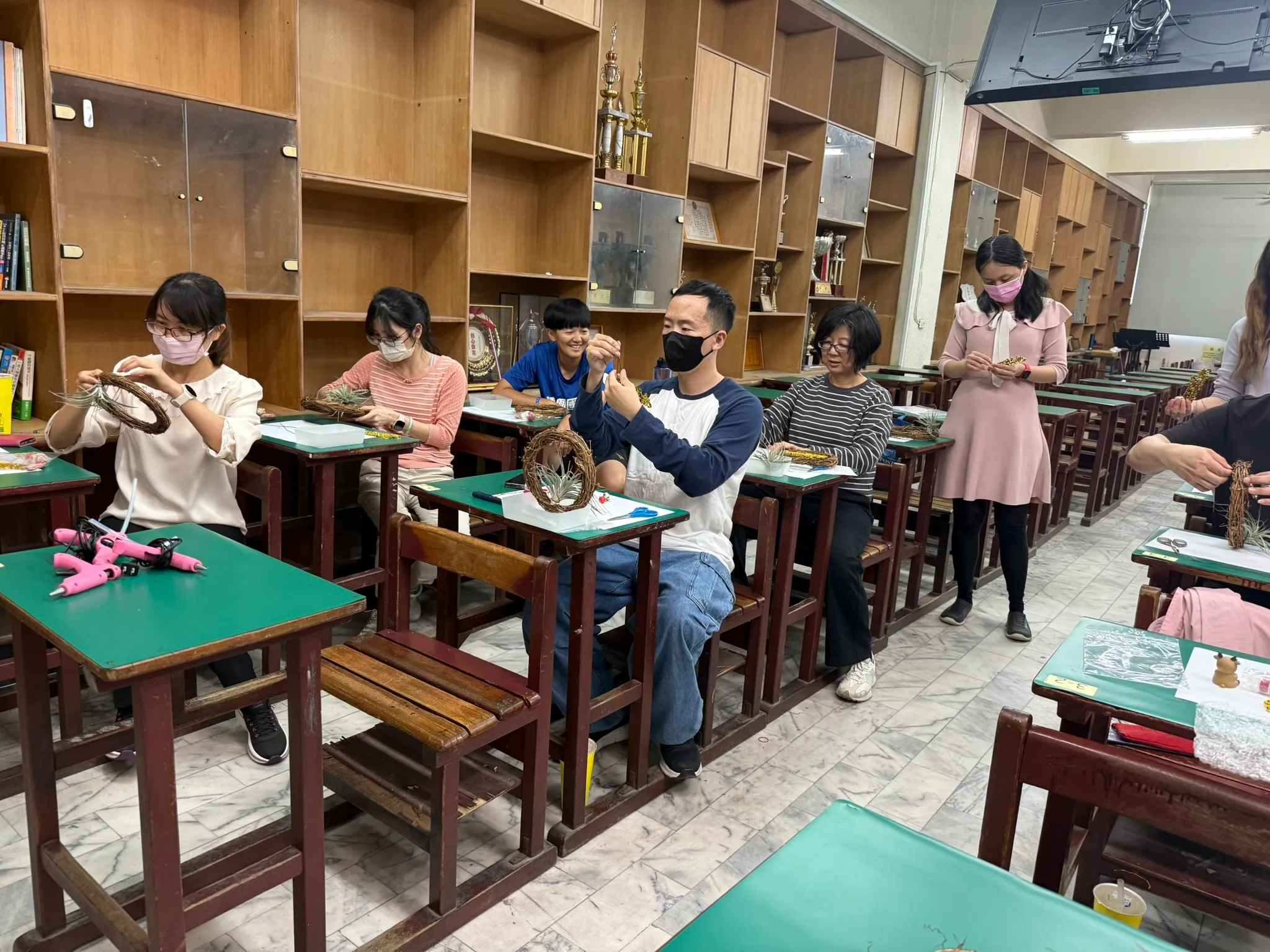 台南中西區建興國中熱情邀請日和植所舉辦30人大型教師研習課程。老師們於聖誕節前夕溫馨體驗聖誕空鳳花圈手作工作坊，留下美好校園青春回憶，展現日和植所外派教學大型活動控場力。