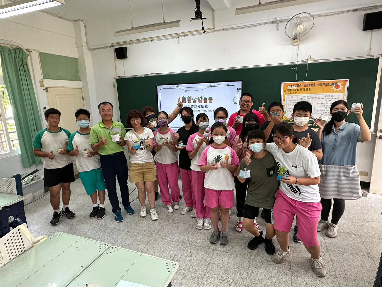 台南玉井國中與南一出版社共同舉辦夏令營，熱情來到日和植所舉辦手作課程。約30位學生共同體驗用水泥與顏料調製、灌模製作幻彩水泥盆器與多肉植物盆栽，留下美好校園青春回憶，展現日和植所大型外派教學控場力。