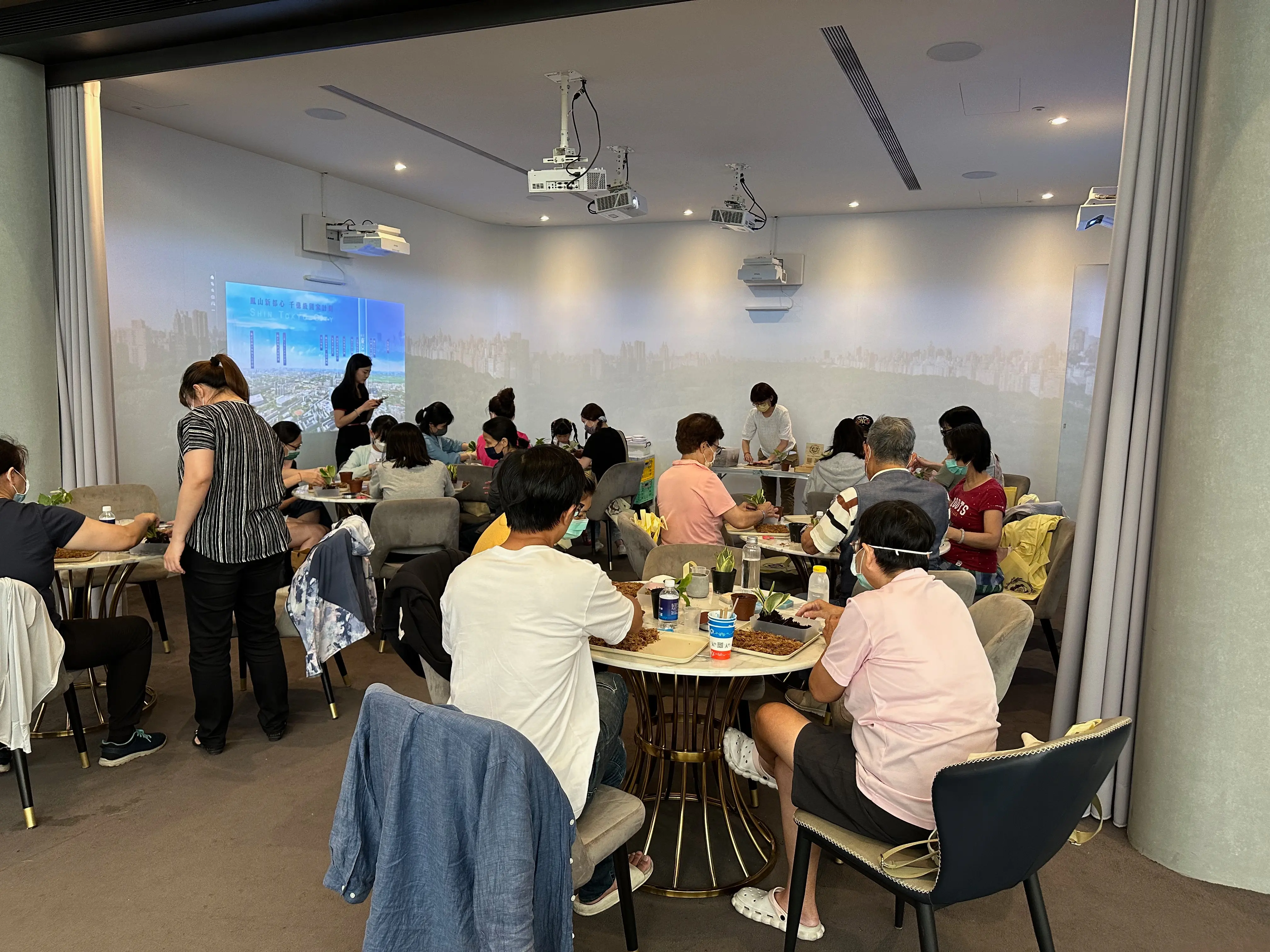 藏美建設 VIP 酬賓活動：30 人手作苔球 Kokedama 療癒植栽課程成果合照。